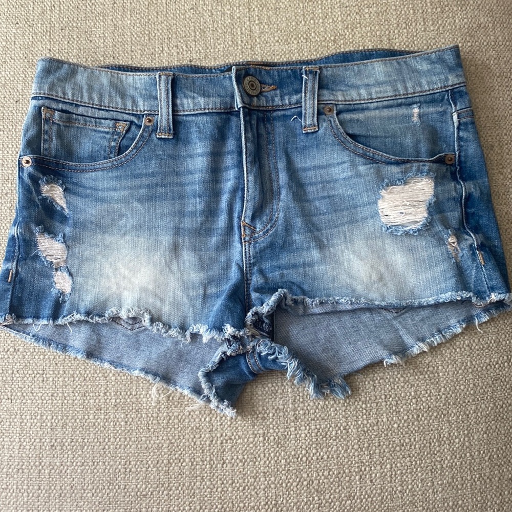 Express Light Wash Frayed Raw Hem Distressed Denim Jean Shorts Size 6 Stretch